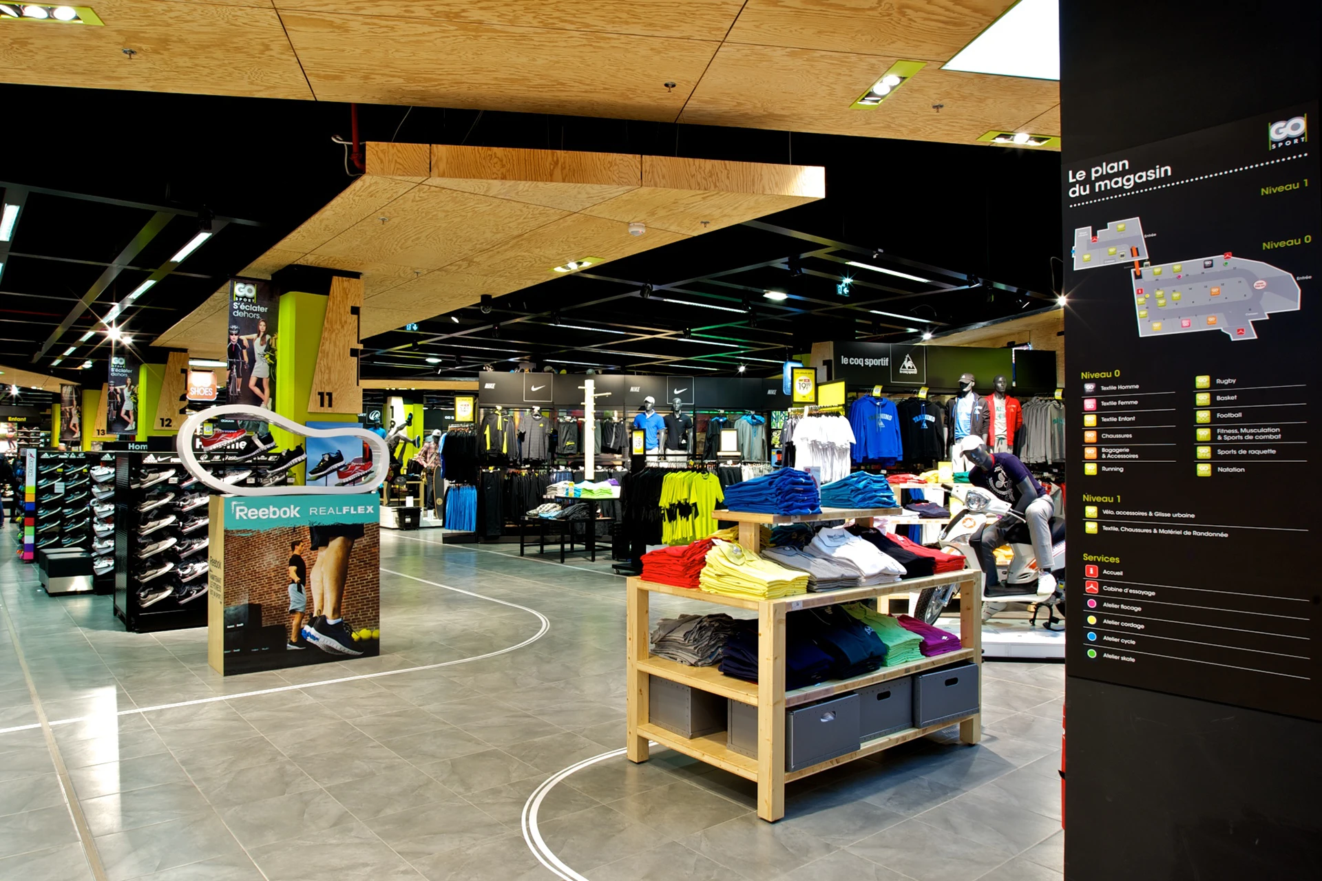 Magasin Go Sport avec aménagement bois et pierre